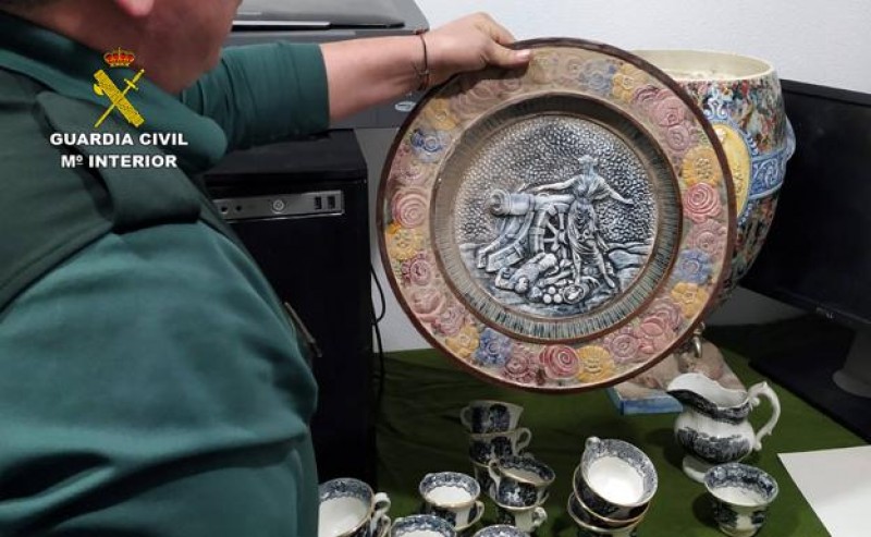 <span style='color:#780948'>ARCHIVED</span> - Antique porcelain thieves arrested in Mula in Operation Fragile!