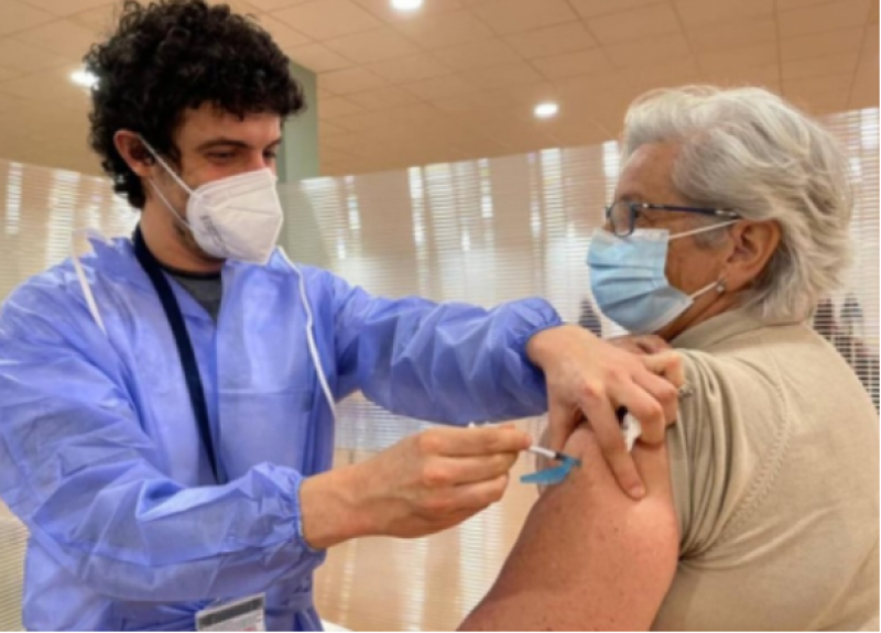 <span style='color:#780948'>ARCHIVED</span> - Spain delays deciding on booster Covid vaccine for general population