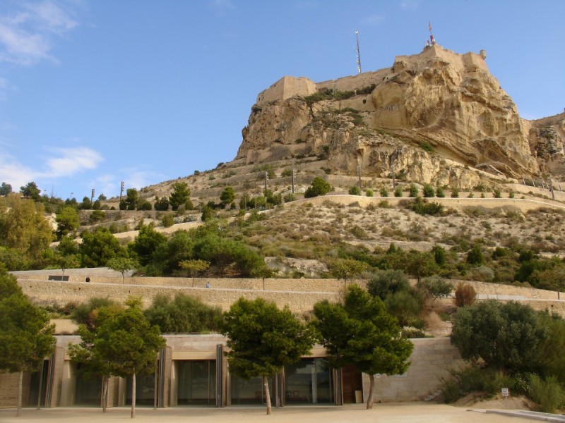 <span style='color:#780948'>ARCHIVED</span> - New shuttle bus service at iconic Santa Barbara Castle in Alicante 