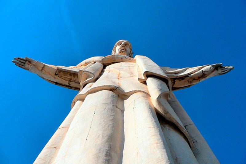 <span style='color:#780948'>ARCHIVED</span> - Images of the giant Stalin and Lenin banner that was discovered hanging from Christ statue in Monteagudo