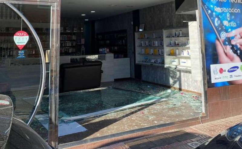<span style='color:#780948'>ARCHIVED</span> - Hunt for ram-raiders who looted Mazarron mobile phone shop