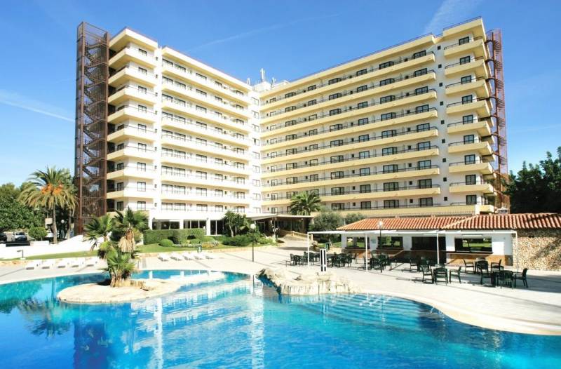 <span style='color:#780948'>ARCHIVED</span> - Tourist is seriously injured in another Mallorca balcony fall