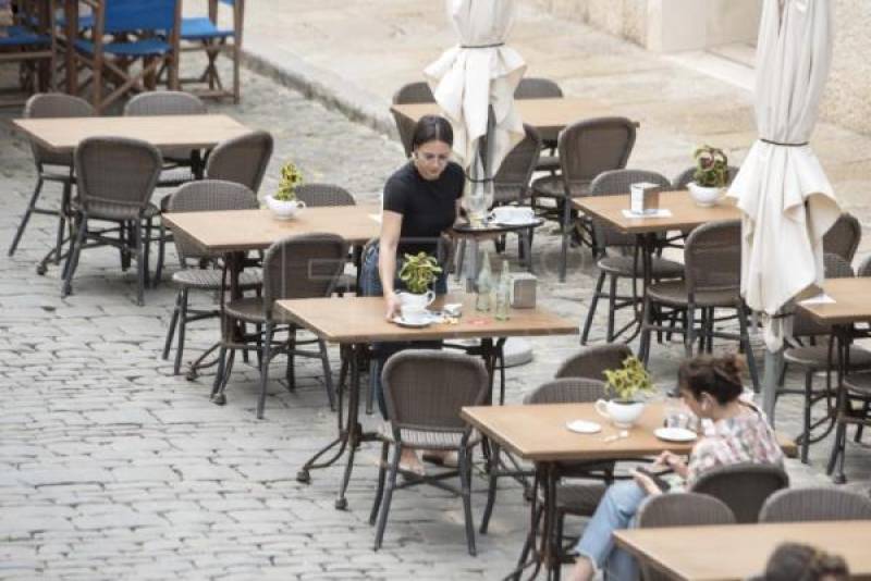 <span style='color:#780948'>ARCHIVED</span> - Critical shortage of waiters in Benidorm threatens record summer holiday season