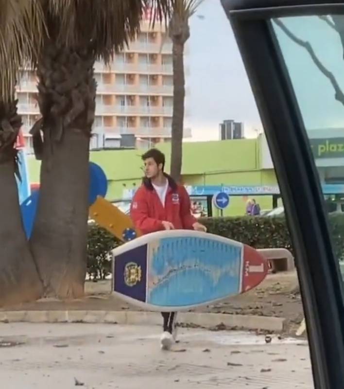 <span style='color:#780948'>ARCHIVED</span> - Cartagena Council has shared a TikTok video which appears to show the theft of a La Manga location board
