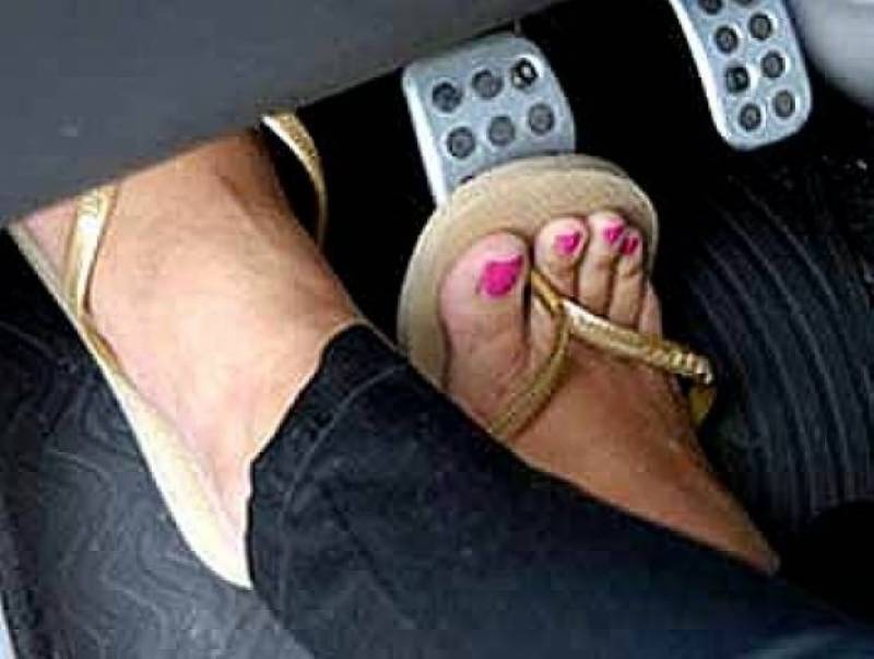 Is it illegal to drive in flip-flops or barefoot?