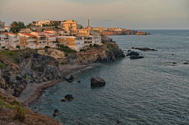 <span style='color:#780948'>ARCHIVED</span> - Teenager suffers serious head injuries after jumping off a cliff into the sea in Cartagena