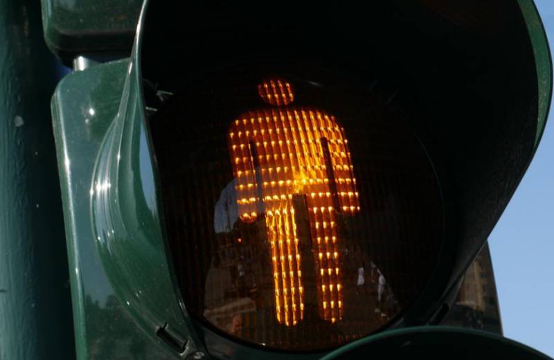 No other EU country has it: All about the controversial flashing amber traffic light in Spain that endangers both motorists and pedestrians