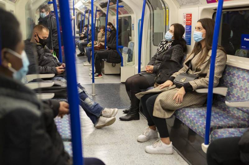 Spanish government comes under pressure to scrap masks on public transport