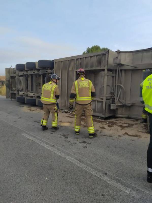 Lorry loaded with pigs overturns in Lorca
