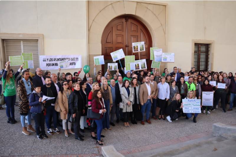 <span style='color:#780948'>ARCHIVED</span> - Aguilas City Council joins parents at Early Care Centre protest