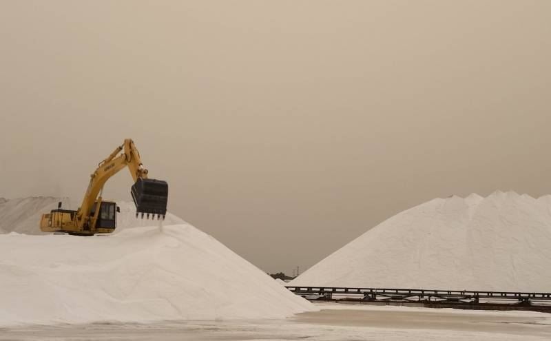 <span style='color:#780948'>ARCHIVED</span> - Torrevieja exports salt to grit roads in UK, Ireland and Nordic countries