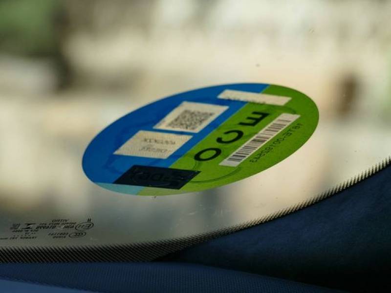 Understanding the environmental stickers for low emission zones in Spain