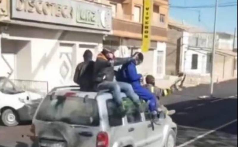 WATCH: 7 men careen through Murcia town on roof of jeep