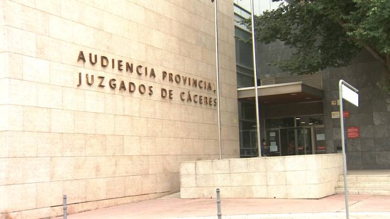 <span style='color:#780948'>ARCHIVED</span> - Former beauty queen and partner jailed in Spain over 1.6M euro wine theft