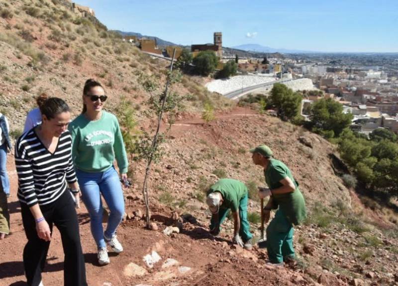 <span style='color:#780948'>ARCHIVED</span> - New walking path opened between Lorca and the castle