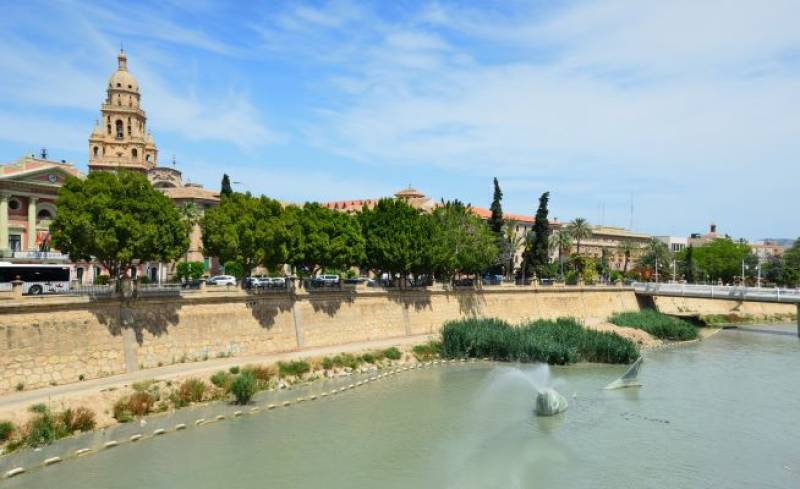 <span style='color:#780948'>ARCHIVED</span> - Famous fish fountain in Murcia river spouting water again after 10 years
