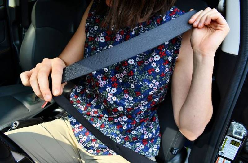 Seatbelt safety: Who pays the fine if a passenger in Spain forgets to buckle up?