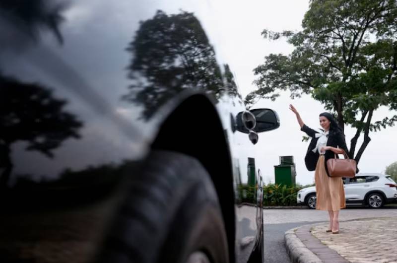 Private taxis like Uber and Cabify move to sue Spanish government