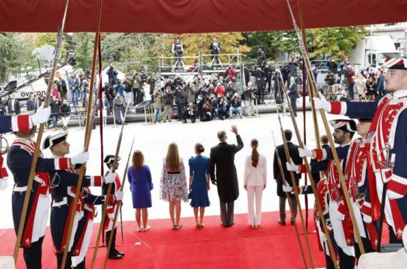 Spanish heir to the throne, Princess Leonor, pledges allegiance to constitution