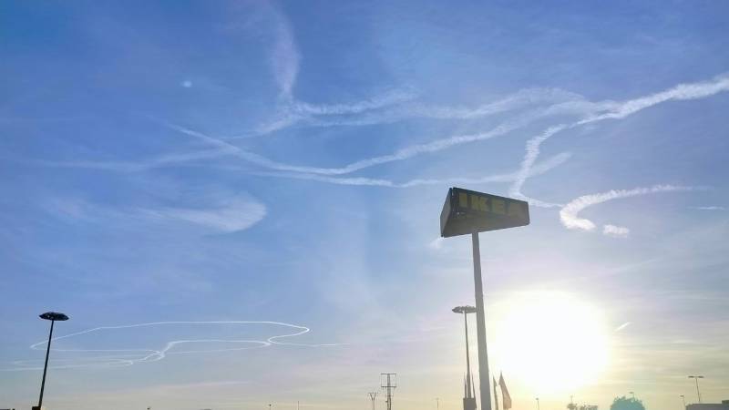 Strange plane contrail shapes spotted in the sky over Murcia and Alicante