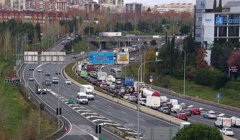 WATCH: Massive traffic jam and two injured as helicopter crashes into M-40 Madrid