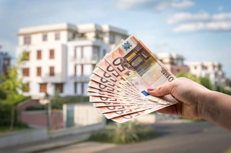 Is it alright to pay for Spanish property transactions or work in cash?