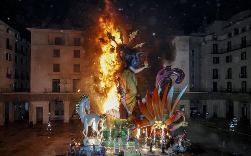 June 1-24 Hogueras de Alicante fiesta: Parade, fireworks and more things to do