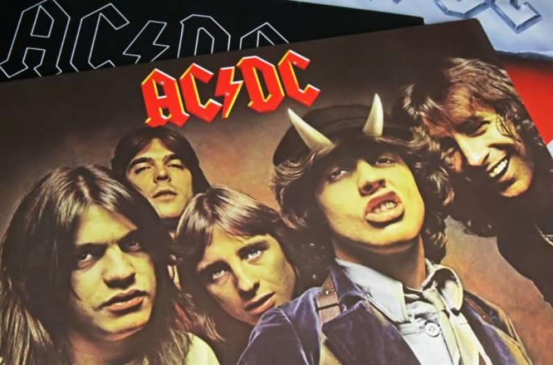 VIDEO: Singer bitten by bat live on stage at Sevilla AC/DC concert
