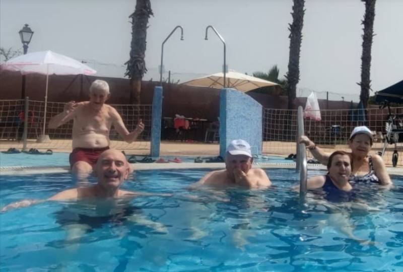 Caser Residencial Santo Angel residents in Murcia enjoy a refreshing day at the pool