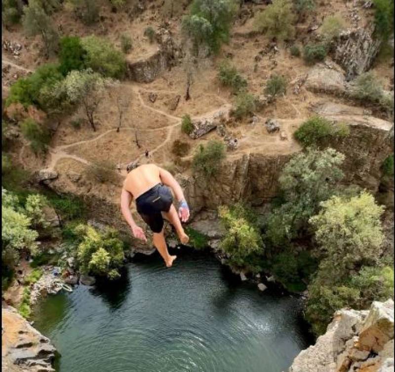 VIDEO: French tourist risks his life to break world 'death diving' record in Spain