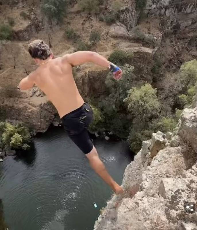 VIDEO: French tourist risks his life to break world 'death diving' record in Spain