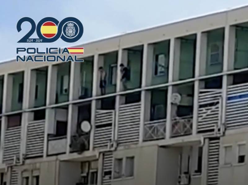 Two thieving brothers scale a building to escape police in Malaga