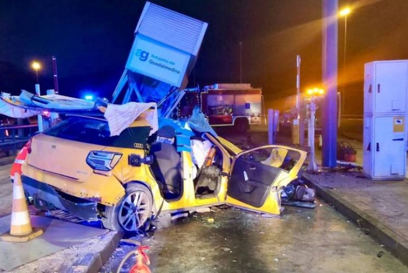 23-year-old dies in car accident after crashing into Málaga toll booth on the AP-46