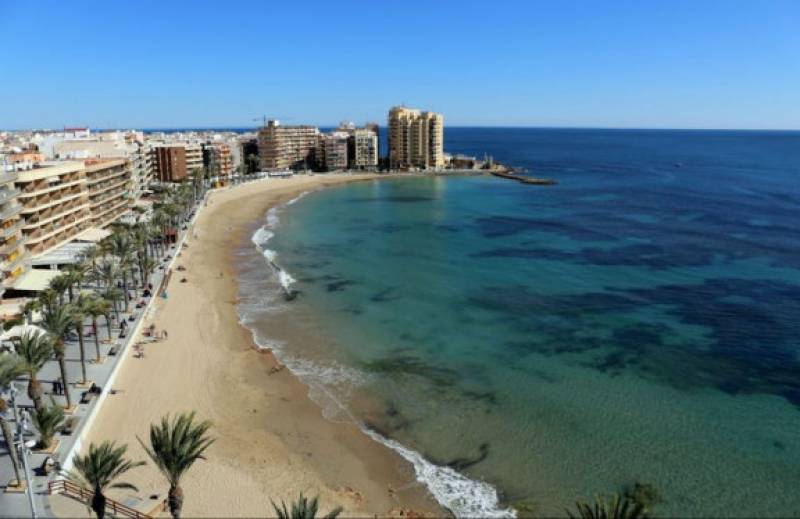 Beachgoers and emergency services unable to save life of man pulled from the sea in Torrevieja