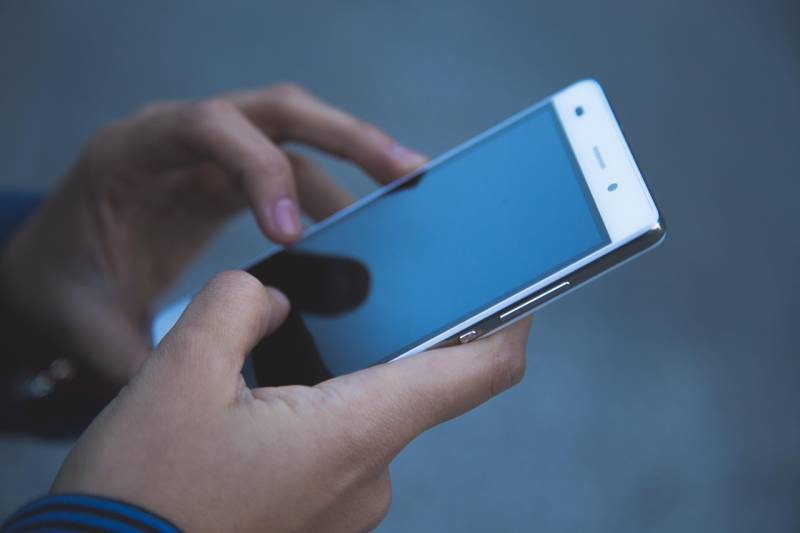Nomophobia on the rise: Over 80% of young people in Spain struggle with mobile phone anxiety this summer