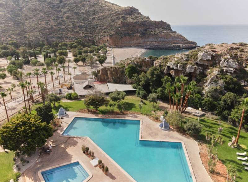 A day out with a difference in El Portús: kayakking followed by relaxation at the campsite