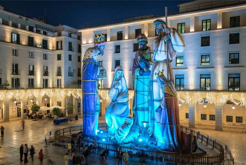 Alicante kicks off Christmas with lights, pedestrianised Town Hall Square, and record-breaking Nativity Scene
