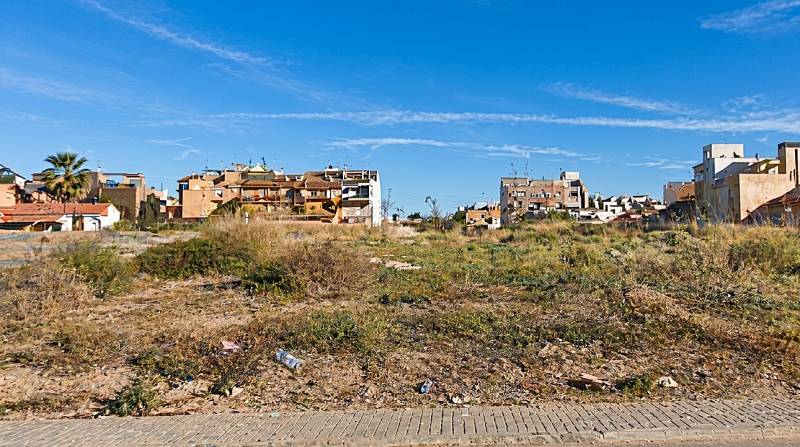 Clean-up begins on Murcia's long-neglected municipal plots