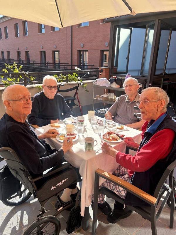 Caser Residencial serves up English breakfasts on the terrace