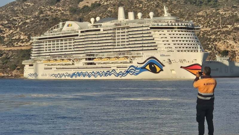 Cartagena welcomes two giant cruise ships and a luxury yacht in triple port call