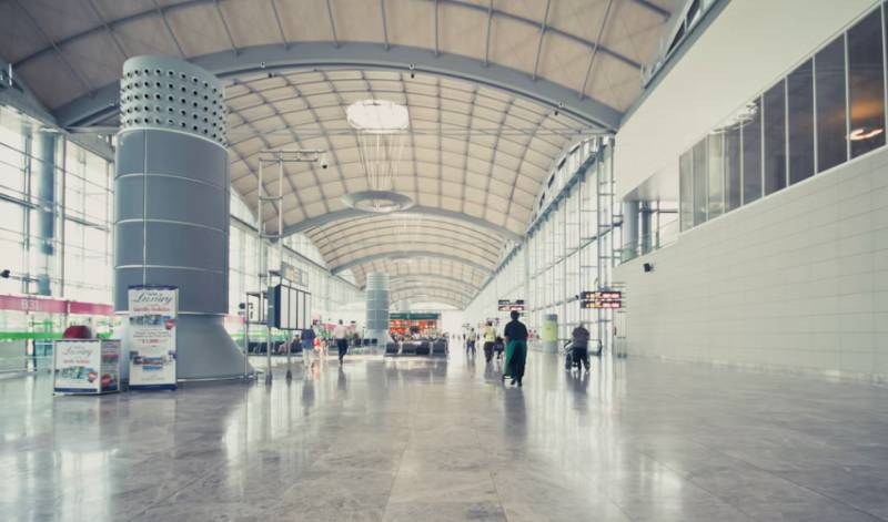 Alicante airport to replace its 15-year-old seats with new ones that have charging points